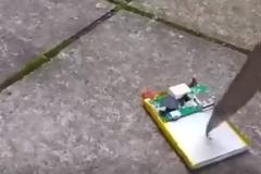 Δείτε τι θα συμβεί αν πειράξετε την μπαταρία του κινητού σας με ένα μαχαίρι [video]