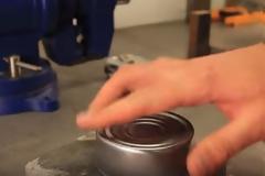 Χρήσιμο: Πώς θα ανοίξετε μία κονσέρβα χωρίς ανοιχτήρι; [video]