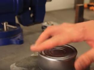 Φωτογραφία για Χρήσιμο: Πώς θα ανοίξετε μία κονσέρβα χωρίς ανοιχτήρι; [video]