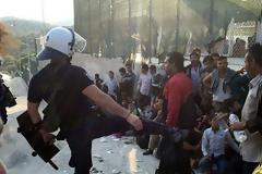 Διοικητική Έρευνα για τον αστυνομικό που κλωτσούσε μετανάστες στην Λέσβο