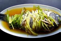 Λαβράκι στον ατμό με τζίντζερ και φρέσκα κρεμμυδάκια