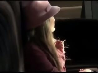 Φωτογραφία για Ελεάνα Βλάχου: Η κούκλα σύζυγος του Τζιτζικώστα που πρωταγωνιστεί σε βίντεο κλιπ του Σταμάτη Γονίδη [video]