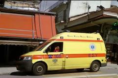 Επαγγελματίας οδηγός του ασθενοφόρου του ΕΚΑΒ παρκάρει στη διάβαση πεζών στα Τρίκαλα