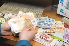 Αναδρομικό χαράτσι σε 42.000 υπαλλήλους στις τράπεζες