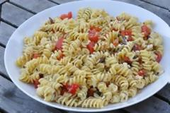 Μακαρονοσαλάτα με αγγούρι και ντομάτα