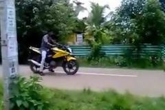 Κόλπο με μοτοσυκλέτα πάει στραβά – Όχι όμως με τον τρόπο που δείχνει αρχικά… [video]