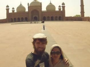 Φωτογραφία για Δείτε πως κατάφερε ένα θεότρελο ζευγάρι να ταξιδέψει ως το Πακιστάν με οτοστόπ