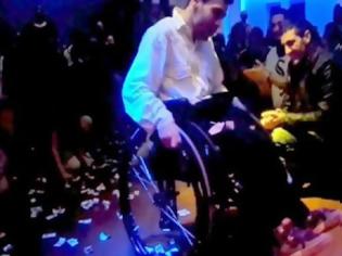 Φωτογραφία για Μεγαλείο ψυχής: Το Ζεϊμπέκικο του Παναγιώτη με αναπηρικό αμαξίδιο που συγκλόνισε τον κόσμο... [video]