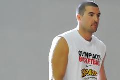 «ΑΡΓΥΡΟΣ» Ο ΚΑΒΒΑΔΑΣ ΚΑΙ Η... ΕΝΟΠΛΗ ΠΑΡΕΑ ΤΟΥ!