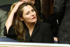 AYTA EINAI: Αυτός είναι ο σωματοφύλακας της Μπέτυς Μπαζιάνα - Την ακολουθεί μέχρι και στο μάθημα [photo]