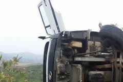 Βυτιοφόρο σταμάτησε στην άκρη του γκρεμού [photos + video]