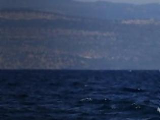 Φωτογραφία για ΣΟΚ: Κουκουλοφόροι με ταχύπλοο επιτέθηκαν εν πλω σε φουσκωτές βάρκες με πρόσφυγες