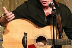 Σοκ! Νεκρός μέσα στο σπίτι του βρέθηκε γνωστός τραγουδιστής [photo]