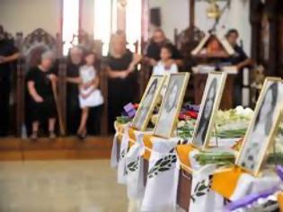 Φωτογραφία για Έγινε σήμερα η κηδεία των έξι μελών της οικογένειας Θεμιστοκλέους