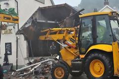 Το γκρέμισε το μαγαζί - Ζήτησε ποτό, του το αρνήθηκαν κι εκείνος πήρε την μπουλντόζα και τους εκδικήθηκε