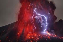 Απίστευτο θέαμα: Αστραπές μέσα σε ηφαιστειακή τέφρα [video]