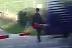 Ανατριχιαστικό βίντεο: Ρισκάρουν τη ζωή τους για να περάσουν διάβαση τρένου