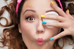 Αφαιρέστε σωστά το αδιάβροχο μακιγιάζ σε 3 βήματα