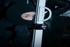 Την περίμεναν να φύγει-Μπήκαν στο σπίτι και εκλεψαν χρυσαφικά αξίας... 12 χιλιάδων ευρώ!