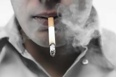 Mε ποιες απειλές και οδηγίες θα...βομβαρδίζουν τους καπνιστές