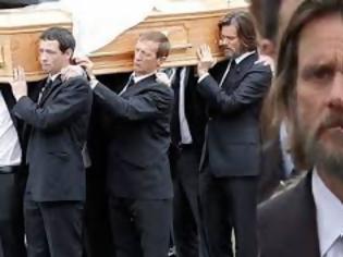 Φωτογραφία για Ο Τζιμ Κάρεϊ έκανε το twitter να δακρύσει: Τι πόσταρε μετά την κηδεία της πρώην του
