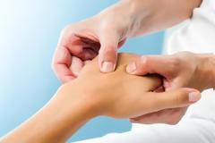 Κηλίδες στα χέρια: Γιατί εμφανίζονται, υπάρχει οριστική λύση;