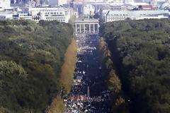 Πάνω από 150.000 άνθρωποι διαδήλωσαν στο Βερολίνο κατά της Διατλαντικής Εμπορικής Συμφωνίας TTIP [photos]