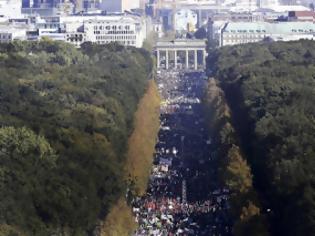 Φωτογραφία για Πάνω από 150.000 άνθρωποι διαδήλωσαν στο Βερολίνο κατά της Διατλαντικής Εμπορικής Συμφωνίας TTIP [photos]