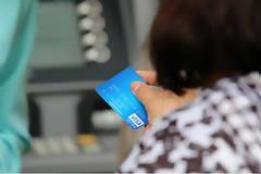 Μόνιμο capital control για δημοσίους υπαλλήλους & συνταξιούχους: 150 ευρώ την εβομάδα – Τα υπόλοιπα με κάρτα