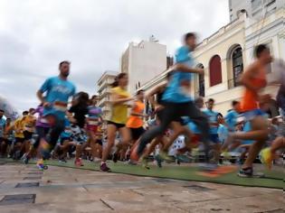 Φωτογραφία για Πάτρα: Γαλάζιο ποτάμι στους δρόμους για το Run Greece - Δείτε φωτο