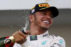 Αγκαλιά με τον τίτλο ο Χάμιλτον