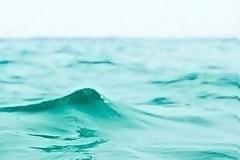 Προκάλεσαν επαίτη να πέσει στη θάλασσα για δύο ευρώ - Σώθηκε την τελευταία στιγμή