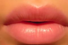 Σκασμένα χείλη: Πώς θα τα αποφύγετε...