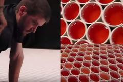 ΕΝΤΥΠΩΣΙΑΚΟ: Δείτε τι δημιούργησε ενας καλλιτέχνης με 66.000 ποτήρια νερό... [video]