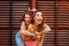 Αδυνατίστε γελώντας, συμβουλεύουν οι επιστήμονες!