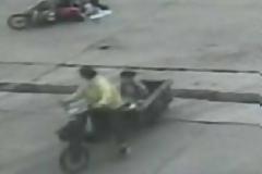 Απίστευτο βίντεο: Αγοράκι άλλαξε… μηχανές κατά τη διάρκεια του τροχαίου