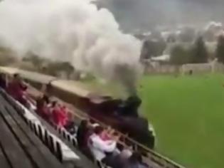 Φωτογραφία για ΑΠΙΣΤΕΥΤΟ: Τρένο εισέβαλε σε γήπεδο ποδοσφαίρου [video]