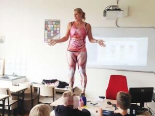Φωτογραφία για Δείτε τι φορά αυτή η δασκάλα για να κάνει μάθημα βιολογίας - ΦΩΤΟ