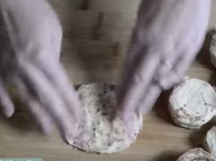 Φωτογραφία για Πιέζει ένα κατεψυγμένο ψωμάκι μέχρι να γίνει επίπεδο… Το αποτέλεσμα; Απλά τέλειο... [video]