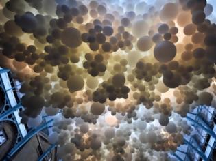 Φωτογραφία για Σε οροφή του Covent Garden στο Λονδίνο, κρέμασαν 100.000 μπαλόνια [photos]