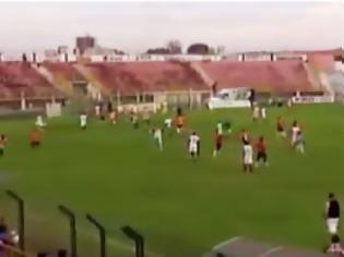 Φωτογραφία για Απίστευτο ξύλο: Σε ρινγκ μετατράπηκε το γήπεδο σε αγώνα ποδοσφαίρου - Ο διαιτητής μοίραζε αποβολές... [video]