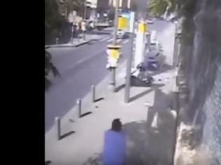 Φωτογραφία για Παλαιστίνιος χτυπάει Ισραηλινούς σε στάση και τους σφάζει με μανία με μπαλτά