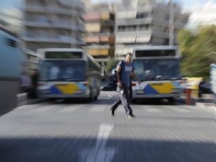 Φωτογραφία για Σάλος για τις συλλήψεις στα λεωφορεία λόγω εισιτηρίων - Αρμόδιος υπουργός: Να τους εκτελούμε κιόλας
