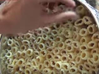 Φωτογραφία για Τοποθετεί έτσι τα ζυμαρικά σε μια κατσαρόλα - Το αποτέλεσμα; Θα σας κάνει να το δοκιμάσετε... [video]