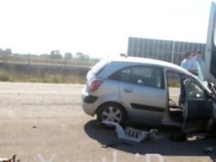 Φωτογραφία για Απίστευτο ατύχημα κοντά στη Ν. Κεσσάνη Ξάνθης - Αυτοκίνητο «καρφώθηκε» σε νταλίκα μετά από καραμπόλα [photos+video]