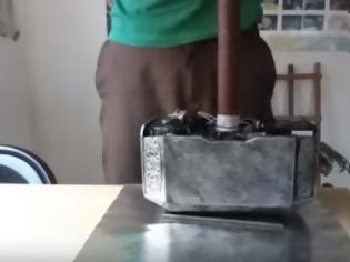 Φωτογραφία για Μηχανικός έφτιαξε το σφυρί του Θορ και είναι ο μόνος που μπορεί να το... σηκώσει [video]
