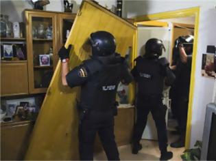 Φωτογραφία για ΣΟΚ: Αστυνομικοί μπαίνουν στα σπίτια δανειοληπτών για κατάσχεση... [photo+video]