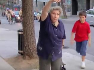 Φωτογραφία για Ένας μικρός κλέφτης, αρπάζει την τσάντα αυτής της κυρίας και αρχίζει να τρέχει - Μετά από λίγο, όλοι παγώνουν… [video]