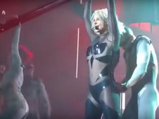 Φωτογραφία για Βίντεο: Η Britney Spears και το επίμονο ανοιχτό φερμουάρ