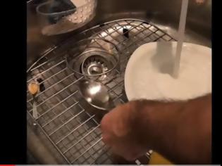 Φωτογραφία για Τι συμβαίνει όταν θέλεις να πλύνεις μόνο ΕΝΑ κουτάλι [video]